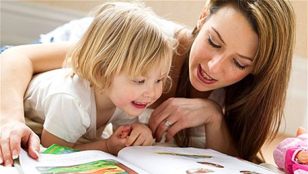 C1B3MG Mother and child reading